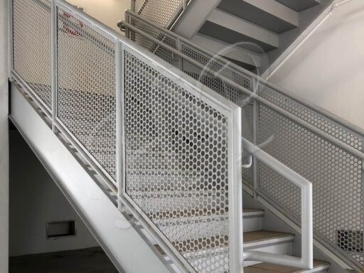 装饰性穿孔金属板用于楼梯