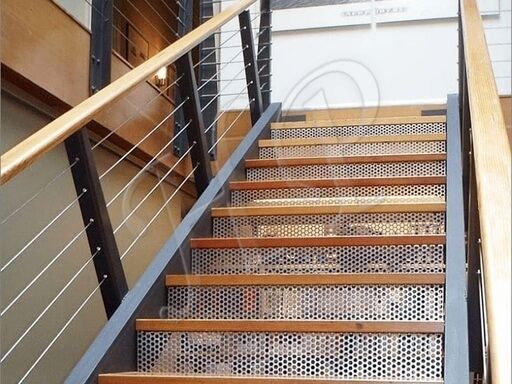 装饰性穿孔金属板用于楼梯