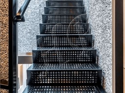 装饰性穿孔金属板用于楼梯