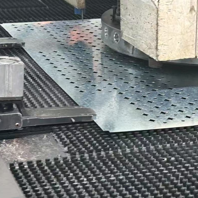 冲孔板生产过程